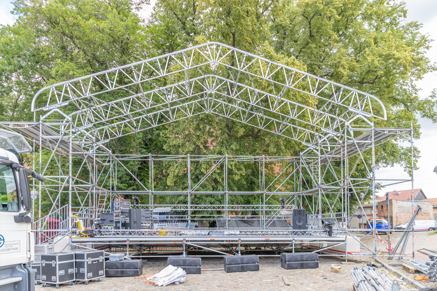 Gerüstbau Mank - Laage - Bühne mit Wetterschutz - Ton-Laage-Festival