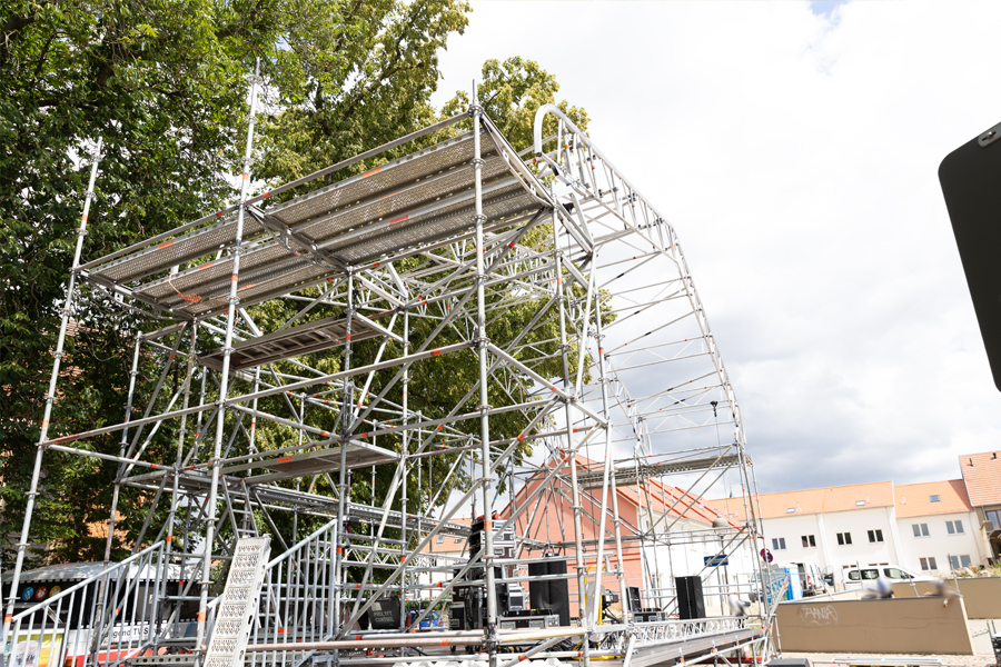 Gerüstbau Mank - Laage - Bühne mit Wetterschutz - Ton-Laage-Festival