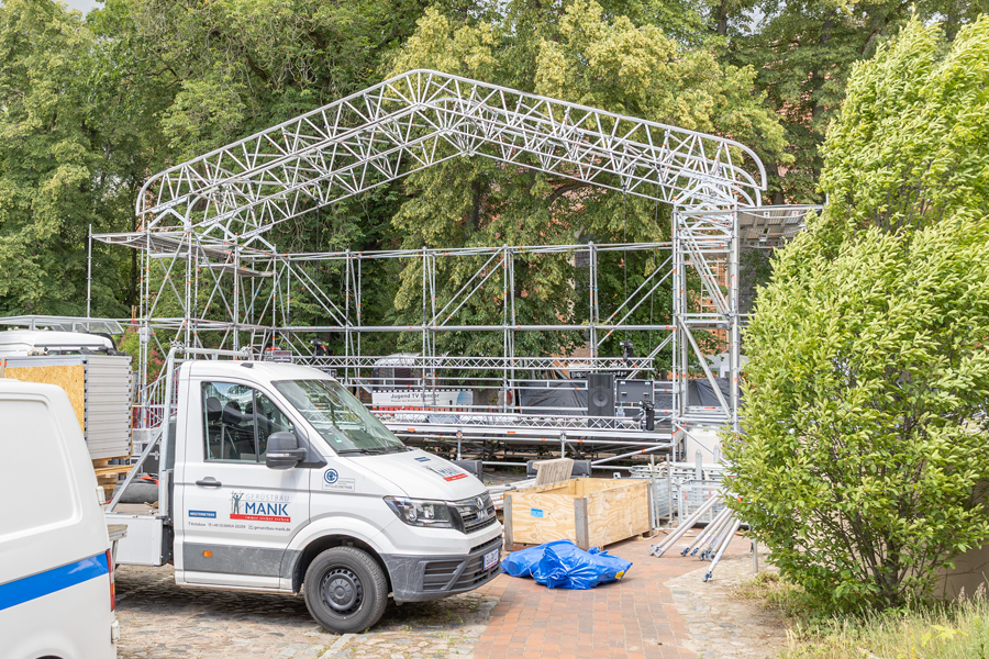 Gerüstbau Mank - Laage - Bühne mit Wetterschutz - Ton-Laage-Festival