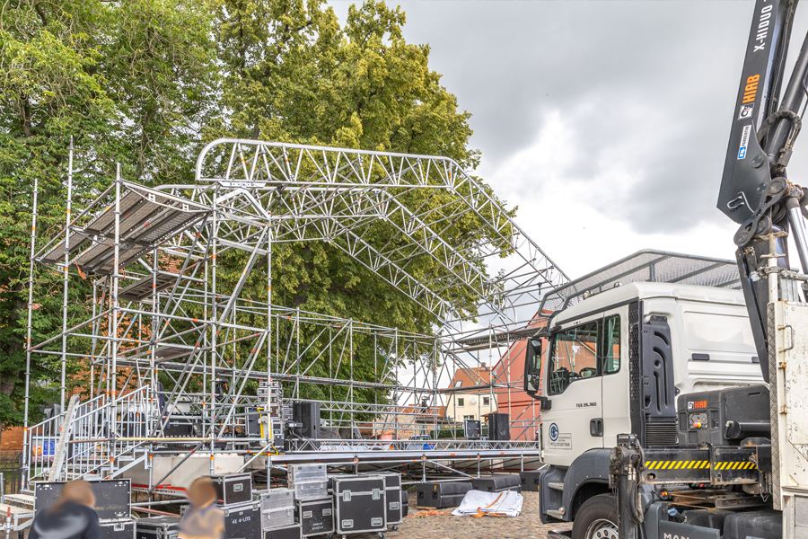 Gerüstbau Mank - Laage - Bühne mit Wetterschutz - Ton-Laage-Festival