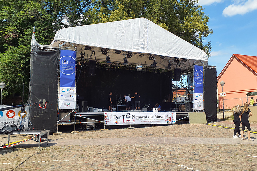 Gerüstbau Mank - Laage - Bühne mit Wetterschutz - Ton-Laage-Festival