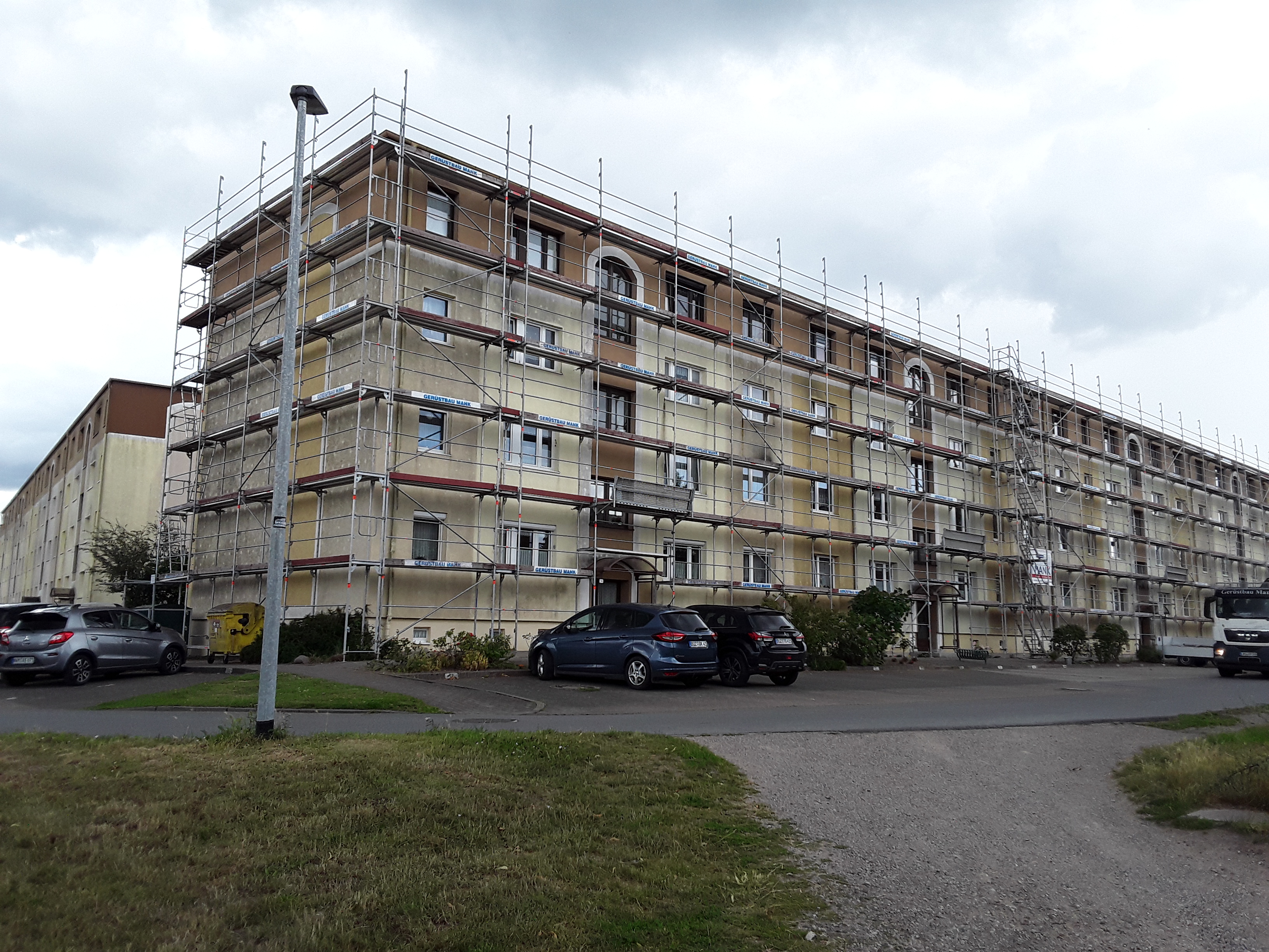 Gerüstbau Mank - Bützow - Fassadensanierung Mehrfamilienhaus 