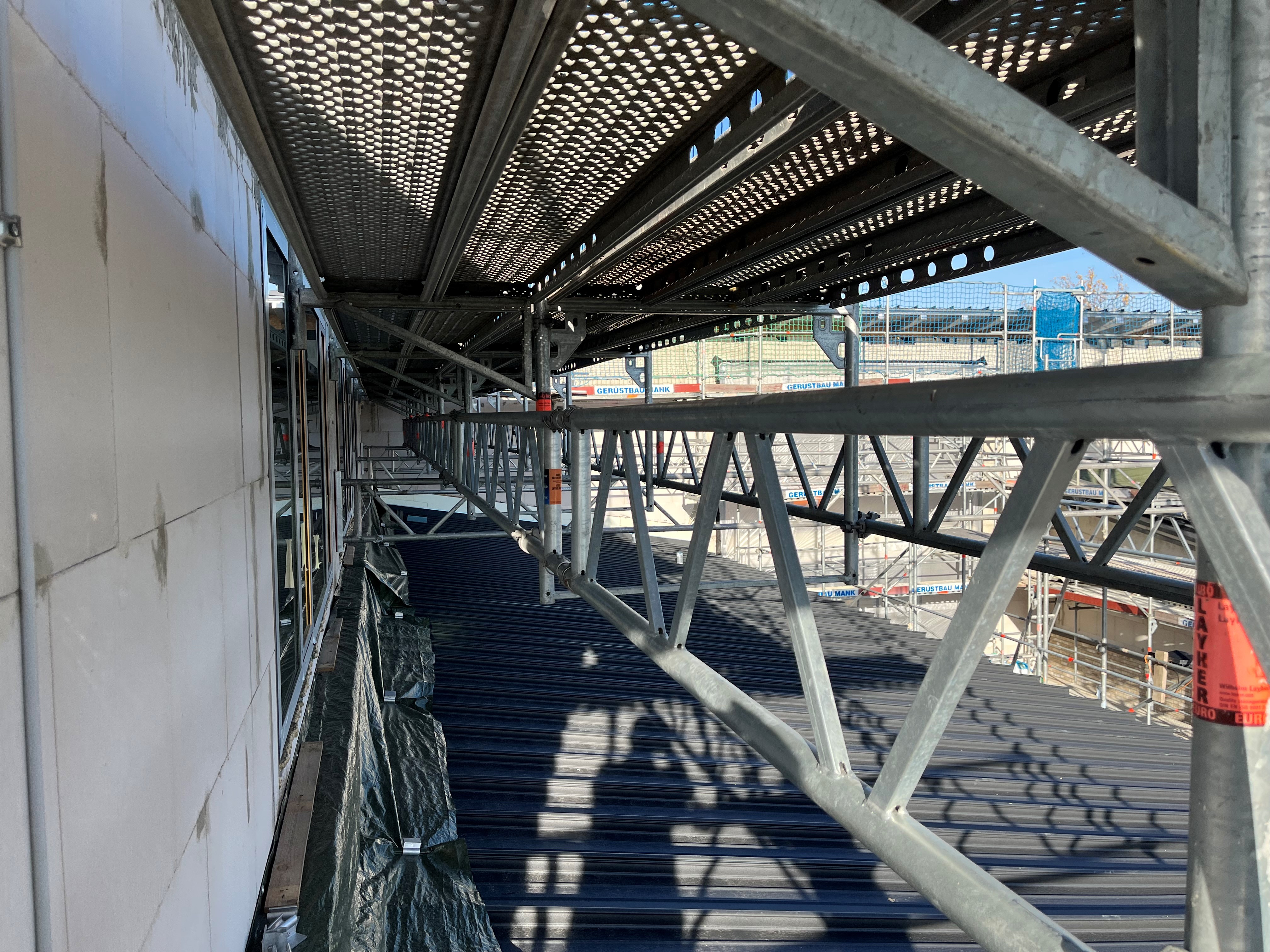  Gerüstbau Mank - Güstrow - Arbeitsgerüst und Schutzgerüst Verwaltungegebäude Neubau