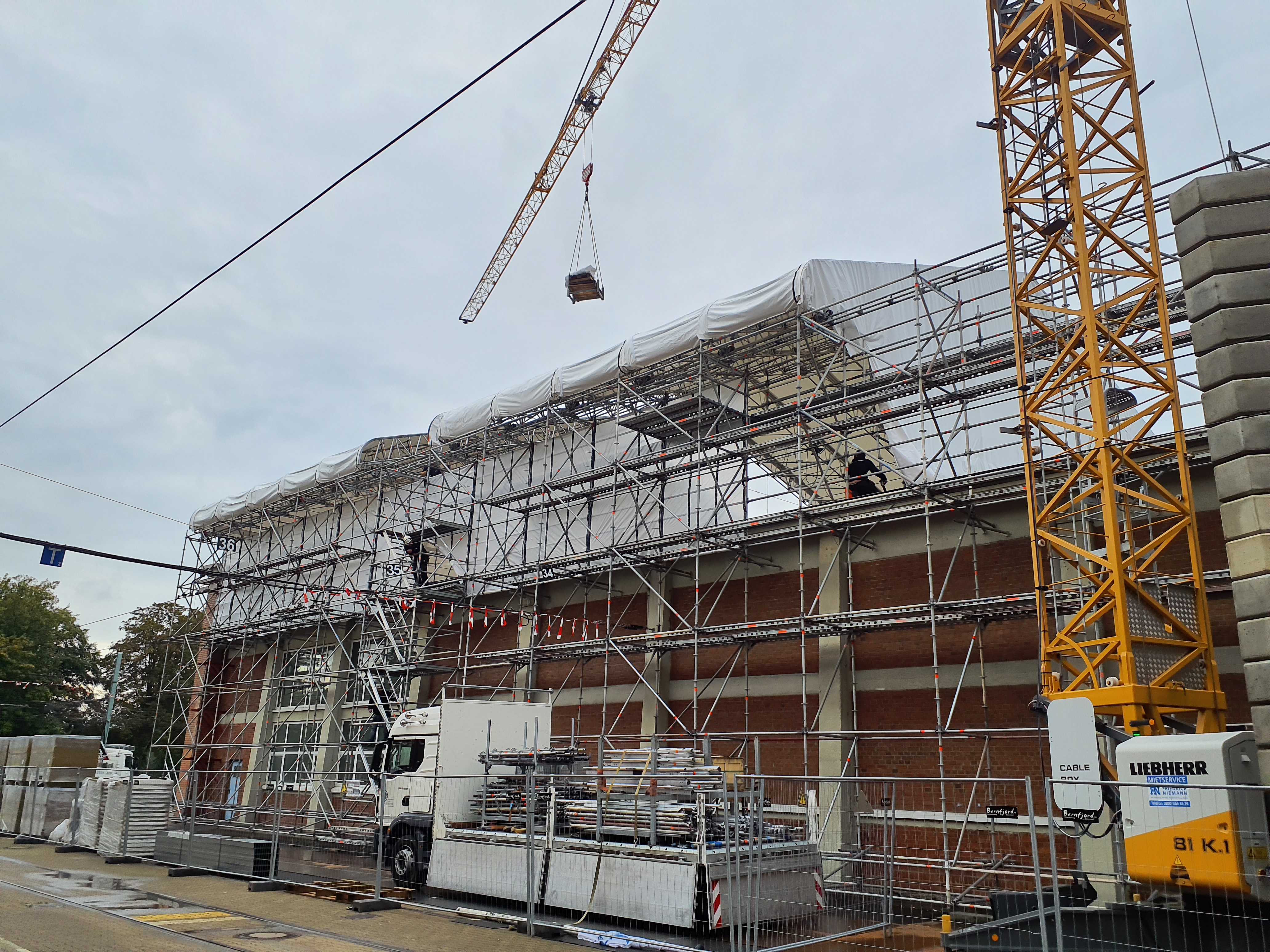 Gerüstbau Mank - Rostock - Wetterschutzdach verfahrbar zweiteilig