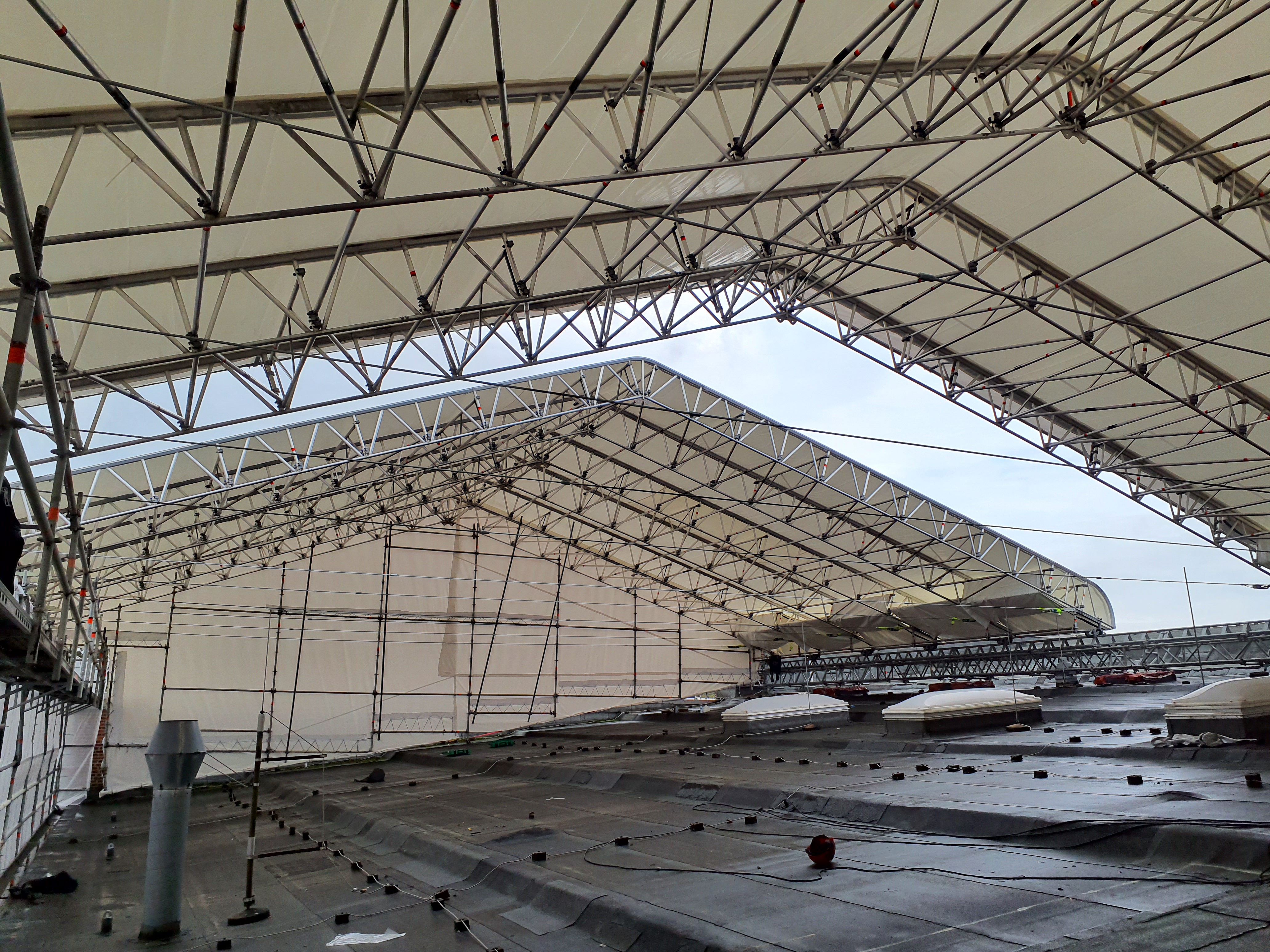 Gerüstbau Mank - Rostock - Wetterschutzdach verfahrbar zweiteilig