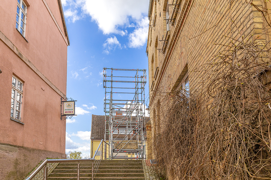  Gerüstbau Mank - Sternberg - Freistehendes Gerüst als Werbesträger für Stadtfest