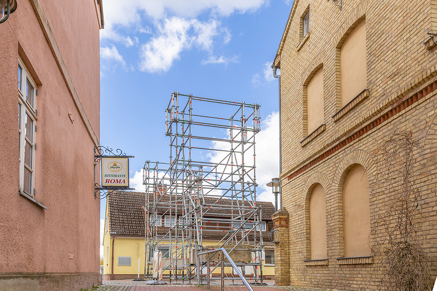  Gerüstbau Mank - Sternberg - Freistehendes Gerüst als Werbesträger für Stadtfest
