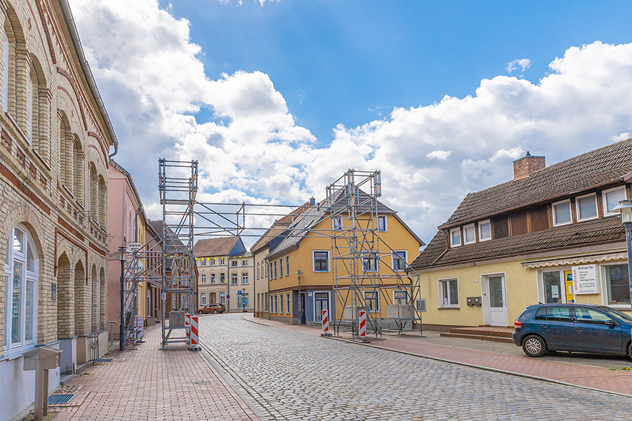  Gerüstbau Mank - Sternberg - Freistehendes Gerüst als Werbesträger für Stadtfest