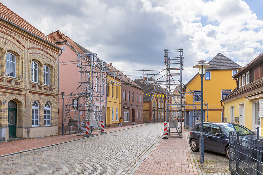  Gerüstbau Mank - Sternberg - Freistehendes Gerüst als Werbesträger für Stadtfest