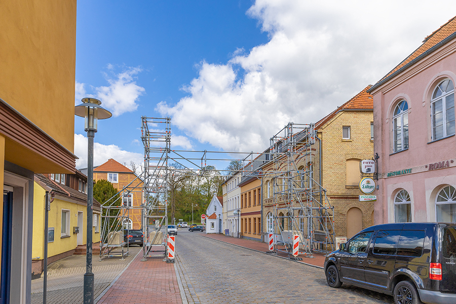  Gerüstbau Mank - Sternberg - Freistehendes Gerüst als Werbesträger für Stadtfest