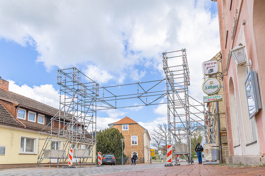  Gerüstbau Mank - Sternberg - Freistehendes Gerüst als Werbesträger für Stadtfest
