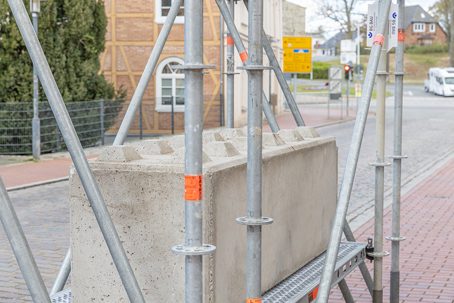  Gerüstbau Mank - Sternberg - Freistehendes Gerüst als Werbesträger für Stadtfest